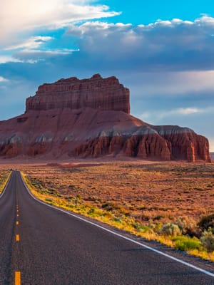 scenic-highway-leading-to-dramatic-utah-mountain
